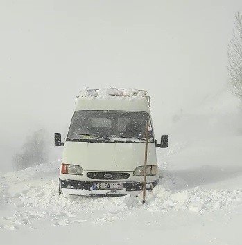 Mayıs Ayında Yağan Kar Ve Tipi Mahsur Bıraktı