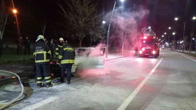 Hareket Halindeki Otomobil Alev Aldı