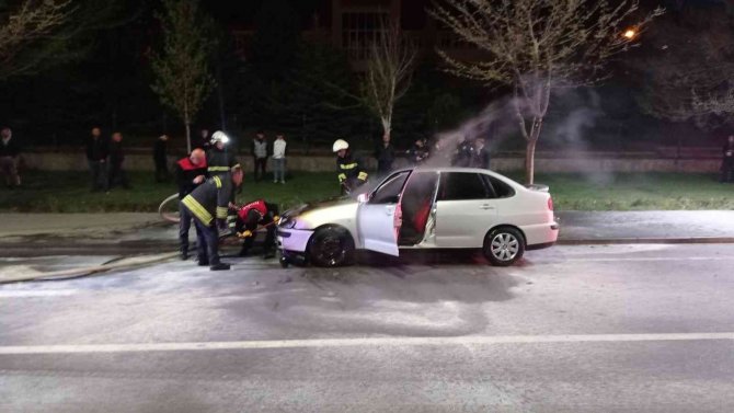Hareket Halindeki Otomobil Alev Aldı