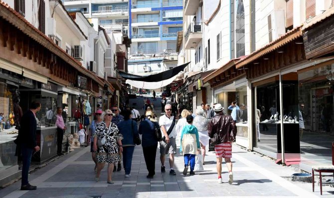 Kuşadası’nda Tarihi Çarşıların Modern Yüzü Belirmeye Başladı