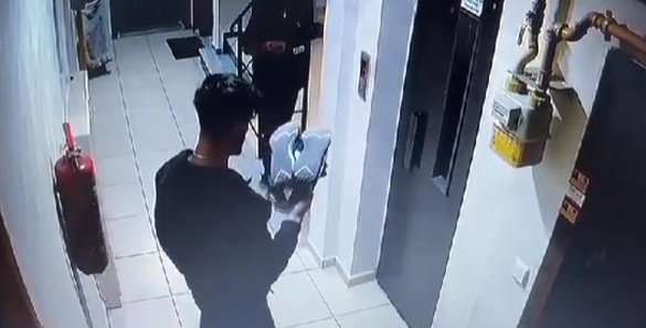 Bayram Dinlemeden Ayakkabı Çalan Hırsızlar Güvenlik Kameralarına Yakalandı