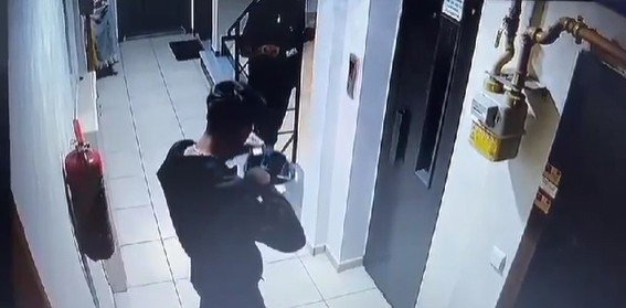 Bayram Dinlemeden Ayakkabı Çalan Hırsızlar Güvenlik Kameralarına Yakalandı