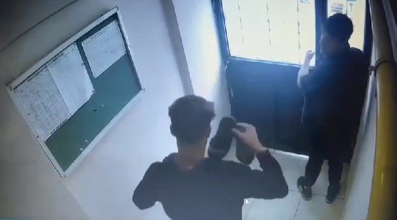 Bayram Dinlemeden Ayakkabı Çalan Hırsızlar Güvenlik Kameralarına Yakalandı