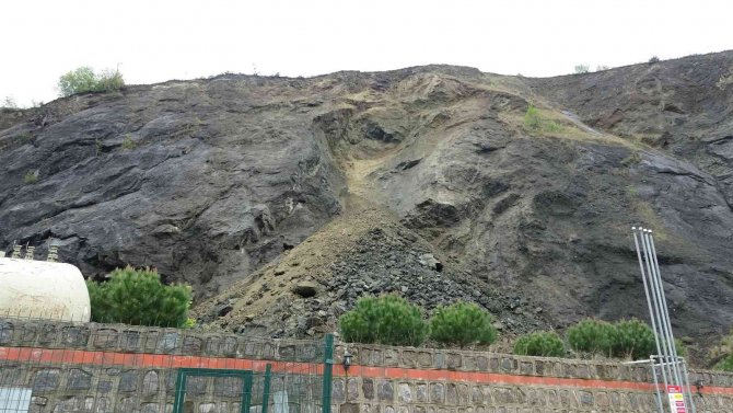 Trabzon’da Heyelan Anı Kameraya Böyle Yansıdı