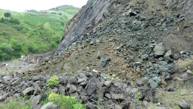 Trabzon’da Heyelan Anı Kameraya Böyle Yansıdı