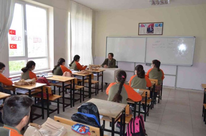 Çemişgezek Kaymakamı Öğrencilerle Bir Araya Geldi