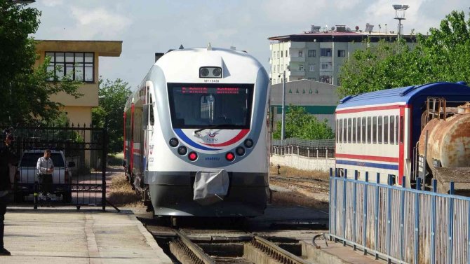 Bakan Müjdeyi Verdi, Diyarbakır-batman Arasında Konforlu Yeni Tren Sefere Başladı