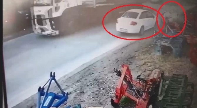 12 Tonluk Metal Rulo Yola Düştü, Araçlar Ezilmekten Son Anda Kurtuldu