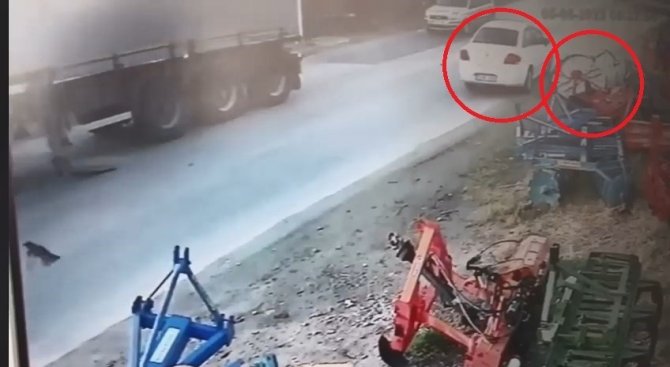 12 Tonluk Metal Rulo Yola Düştü, Araçlar Ezilmekten Son Anda Kurtuldu
