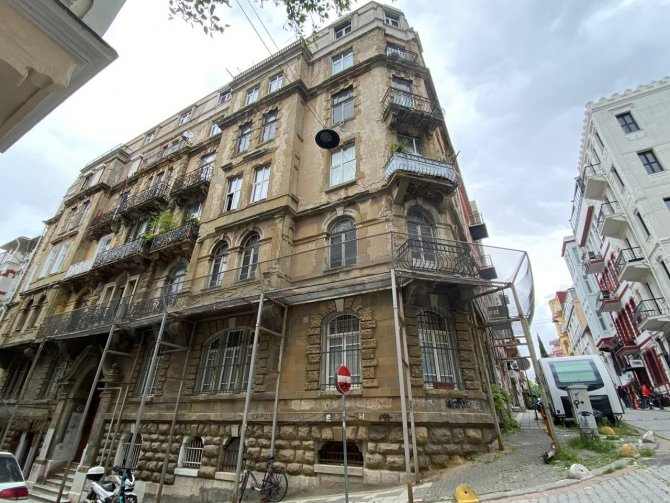 İ̇stanbul’un İlk Apartmanlarından 113 Yıllık ‘Valpreda’ Tarihe Direniyor