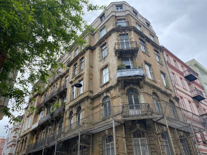 İ̇stanbul’un İlk Apartmanlarından 113 Yıllık ‘Valpreda’ Tarihe Direniyor