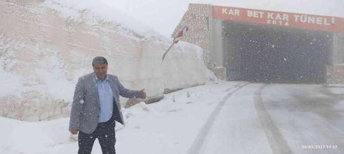Bahçesaray Yolunda Mayıs Karı Etkili Oldu