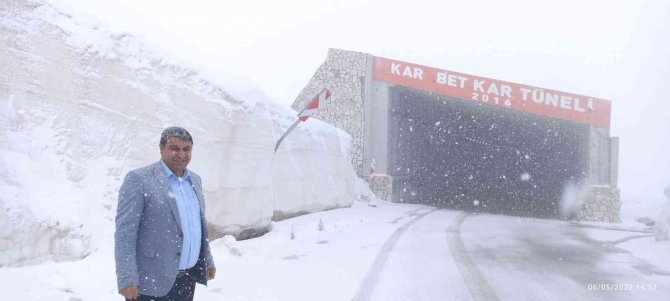 Bahçesaray Yolunda Mayıs Karı Etkili Oldu
