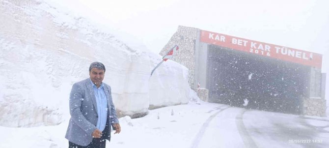 Bahçesaray Yolunda Mayıs Karı Etkili Oldu