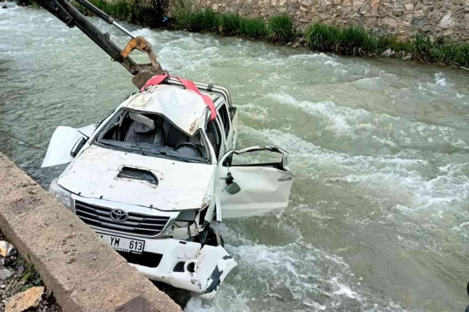 Kamyonet Dereye Uçtu: 2 Ölü, 3 Yaralı