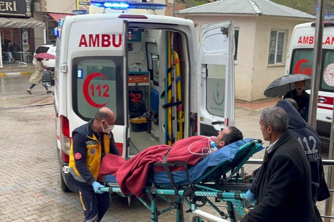 Kamyonet Dereye Uçtu: 2 Ölü, 3 Yaralı