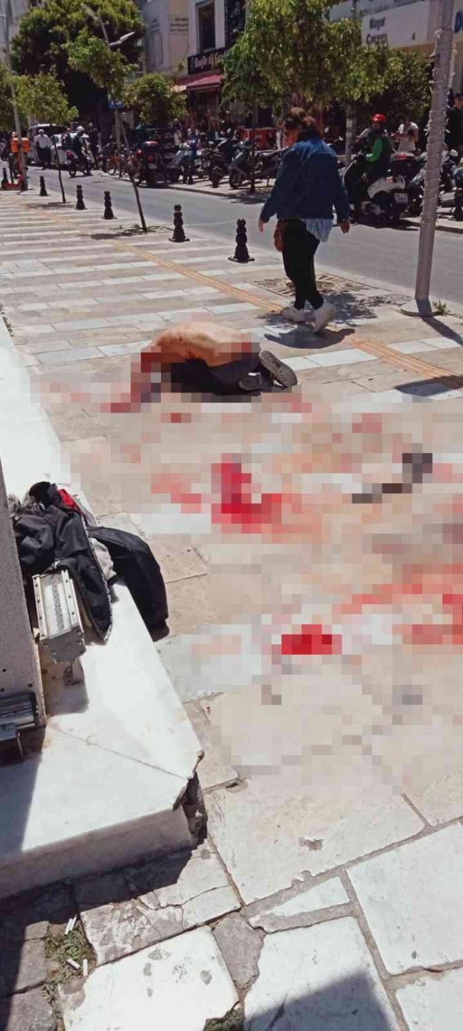 Yüzlerce Turistin Önünde Jiletle Kendine Zarar Verdi