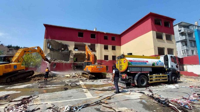 Bağımlıların Mekanı Haline Gelen Okulun Yıkımına Başlandı