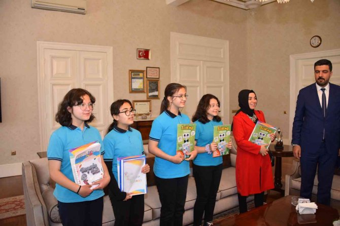 Öğrenciler E-twinning Projesini Vali Karadeniz’e Anlattı