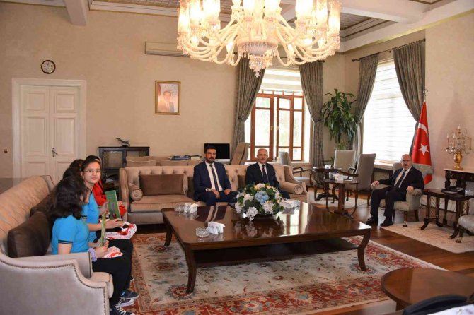 Öğrenciler E-twinning Projesini Vali Karadeniz’e Anlattı