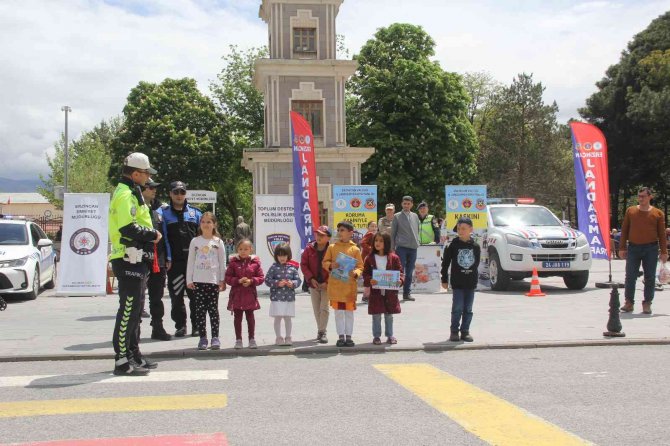 Erzincan’da "Yayalar İ̇çin 5 Adımda Güvenli Trafik" Uygulaması Yapıldı