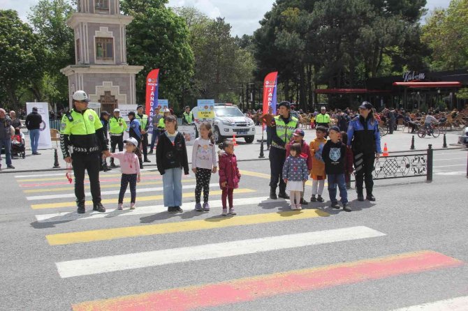 Erzincan’da "Yayalar İ̇çin 5 Adımda Güvenli Trafik" Uygulaması Yapıldı