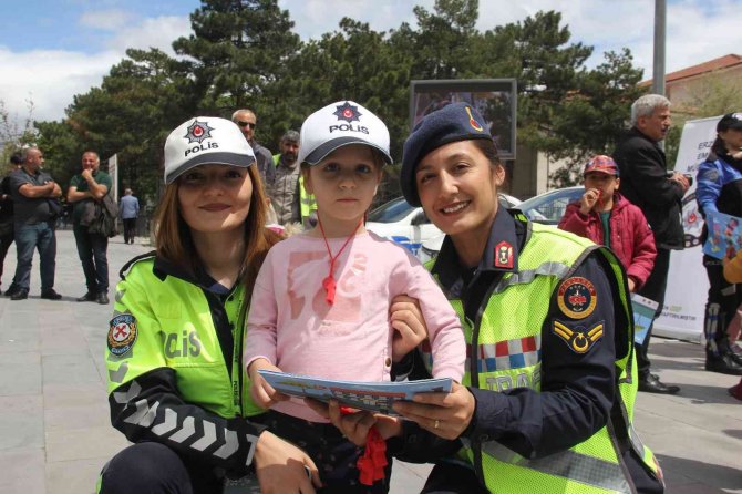 Erzincan’da "Yayalar İ̇çin 5 Adımda Güvenli Trafik" Uygulaması Yapıldı