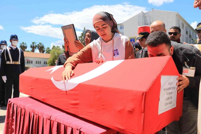 Şehidi Annesi Ve Eşi Asker Selamıyla Uğurladı