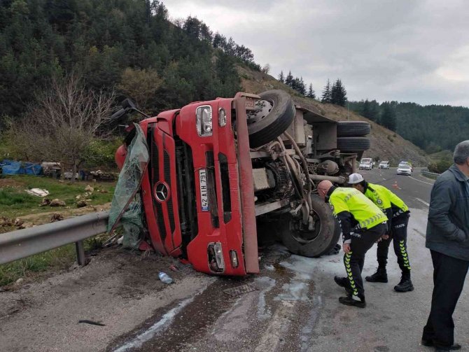 Ağaç Kökü Yüklü Tır Devrildi, Sürücüsü Yaralandı