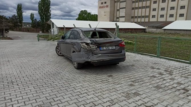 Tır, Kırmızı Işıkta Bekleyen Otomobile Arkadan Çarptı: 2 Yaralı