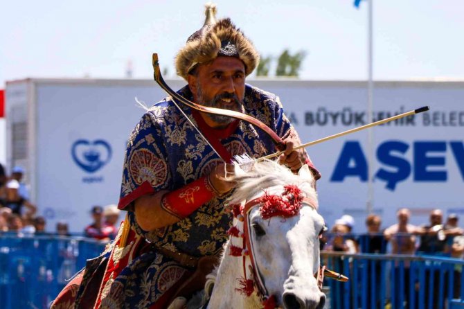 Yörük Türkmen Festivalinde Savaş Oyunları Nefes Kesti
