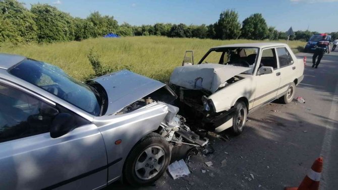 Otomobiller Kafa Kafaya Çarpıştı: 3 Yaralı