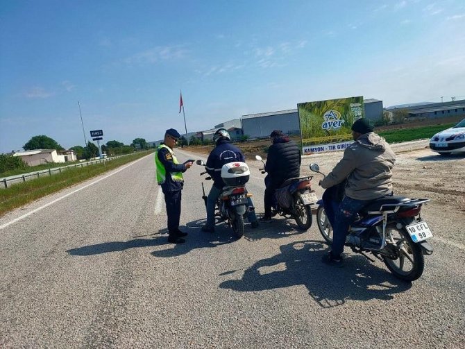 Balıkesir’de Jandarmadan Asayiş Ve Trafik Uygulaması