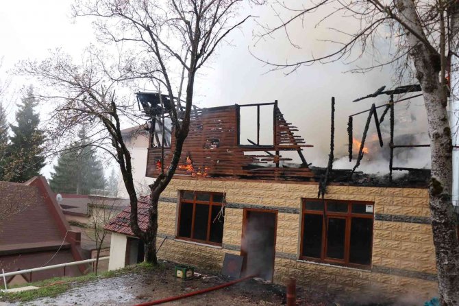 Abant Tabiat Parkı’da Yanan Ev Küle Döndü