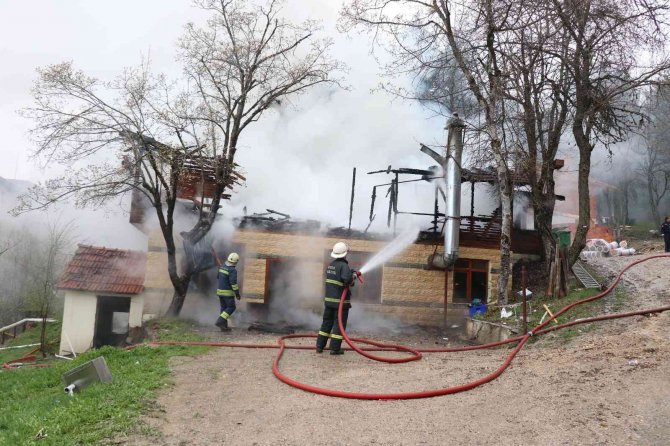 Abant Tabiat Parkı’da Yanan Ev Küle Döndü