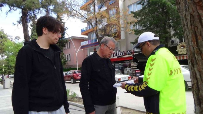 Burdur’da ‘Yayalar İ̇çin 5 Adımda Güvenli Trafik’ Bilgilendirmesi