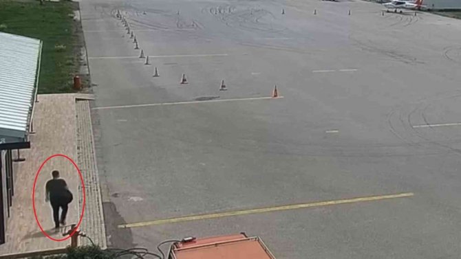 Ölüme Böyle Gitmişler...düşen Uçağın Pilotlarının Havalimanındaki Son Görüntüleri Ortaya Çıktı