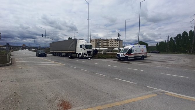 Tır, Kırmızı Işıkta Bekleyen Otomobile Arkadan Çarptı: 2 Yaralı