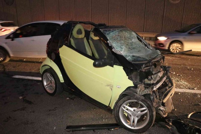 Seyir Halindeki Tıra Çarpan Smart Marka Otomobilin Sürücüsü Sıkıştı