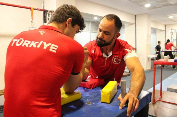 Bileklerini Dünya Şampiyonası’na Hazırlıyorlar