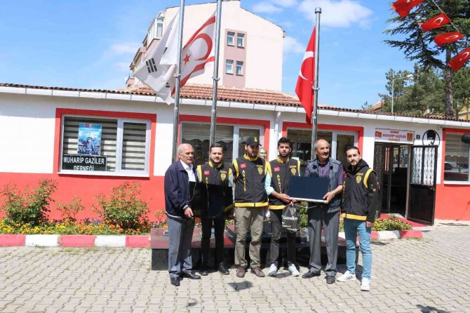Polis Ekipleri, Gazilerin Elini Öperek Çalınan Eşyalarını Teslim Etti