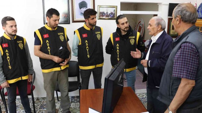Polis Ekipleri, Gazilerin Elini Öperek Çalınan Eşyalarını Teslim Etti