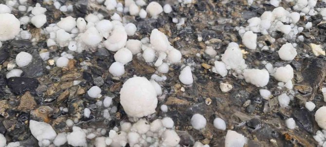 Hakkari’de Ceviz Büyüklüğünde Dolu Yağdı: 1 Yaralı