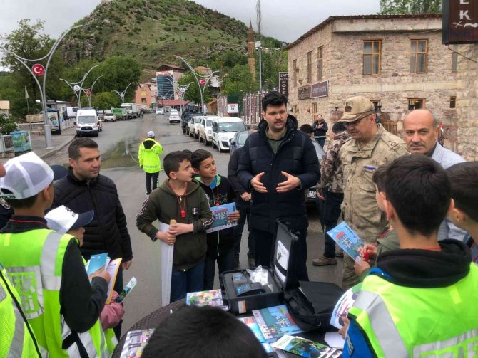 Çukurca Da Çocuklar Trafik Polisi Oldu