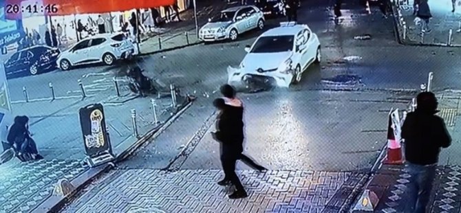 Zeytinburnu’nda Motosikletli Gençlerin Havaya Fırladığı Feci Kaza Kamerada