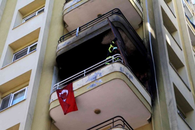 Adana’da 8’inci Katta Çıkan Yangın 3’üncü Kata Ve Park Halindeki Otomobile Sıçradı