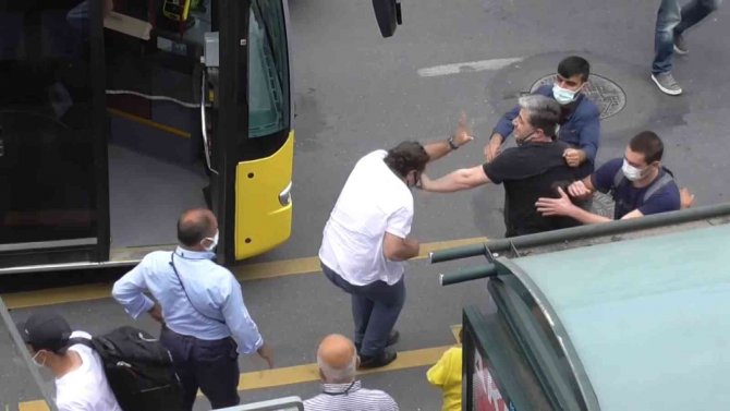 Kadıköy’de Durak Kavgası: İ̇ett Şoförü İle Yolcu Birbirine Girdi