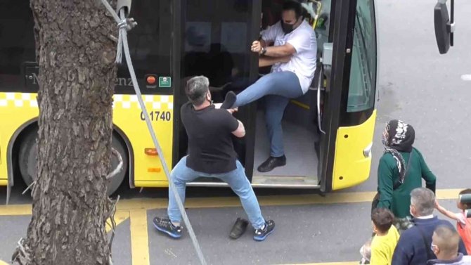 Kadıköy’de Durak Kavgası: İ̇ett Şoförü İle Yolcu Birbirine Girdi