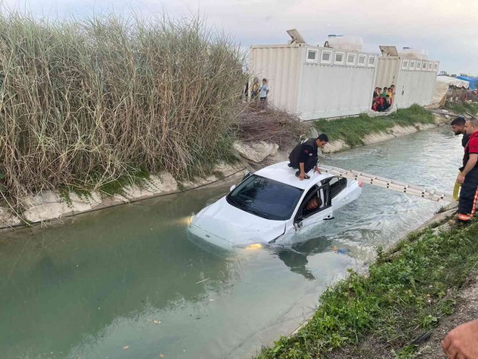 Kanala Uçan Otomobildeki 2 Kişi Yaralandı