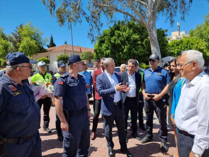 Karayolu Trafik Güvenliği Günü’nde 3 Araç Sürücüsüne Çiçek Ve Plaket Verildi